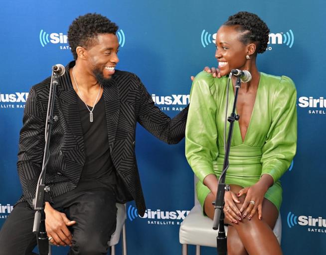 Lupita Nyong'o riproduce la foto di Chadwick Boseman su Rolling Stone Lupita Nyong'o e Chadwick Boseman