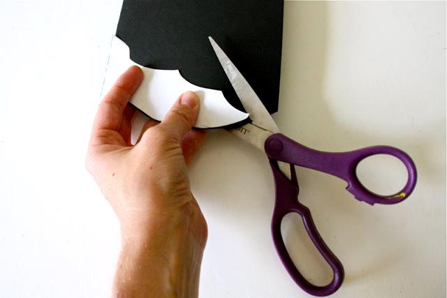 Come ritagliare i pipistrelli Dettaglio del cartone con il disegno del pipistrelli mentre viene tagliato