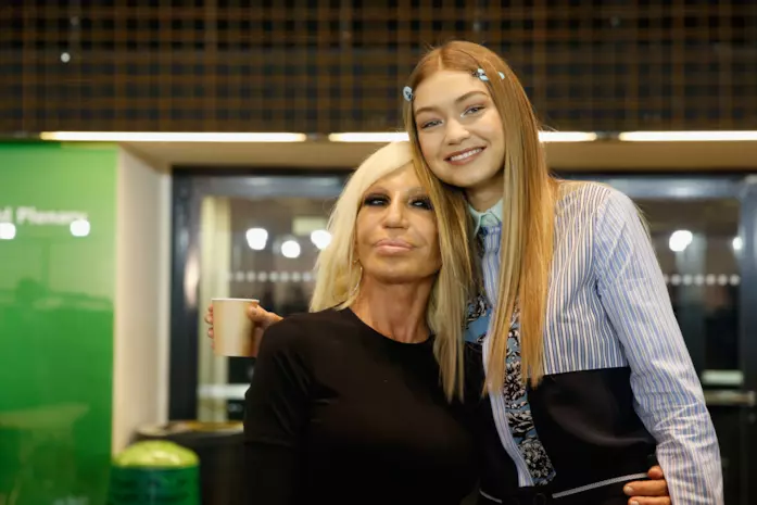 Gigi Hadid Versace Gigi Hadid posa con l'amica Donatella Versace