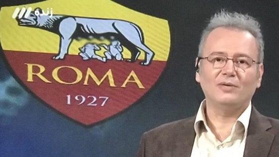 Le mammelle della lupa della Roma censurate dalla TV iraniana Un giornalista della TV iraniana con alle spalle lo scudetto della Roma, censurato