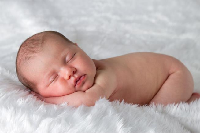 Un neonato adormentato Un neonato che dorme