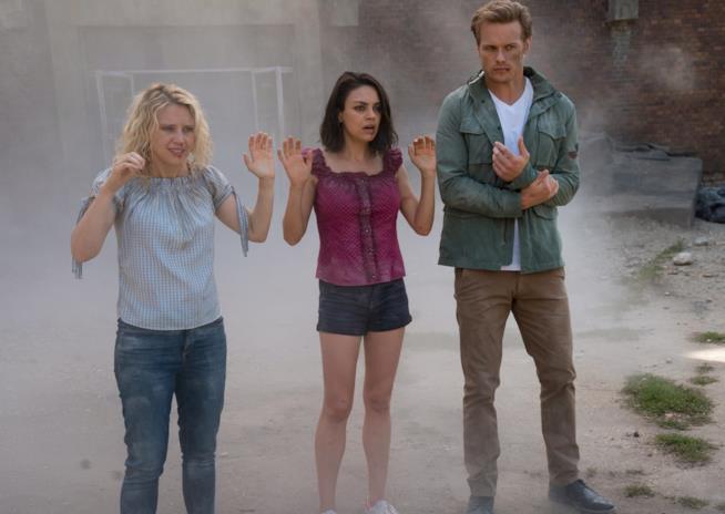 Kate McKinnon, Mila Kunis e Sam Heughan in Il tuo ex non muore mai Una scena del film Il tuo ex non muore mai