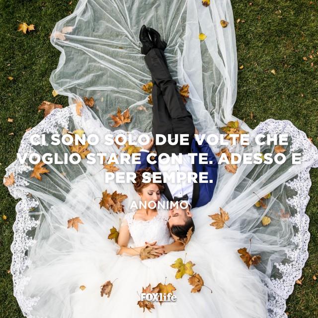 Frase sull'amore Coppia di sposi sdraiata in un prato