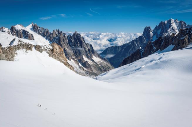 Alpinisti a passeggio sulle Alpi nei pressi di Courmayeur Sport invernali e panorami mozzafiato a Courmayeur