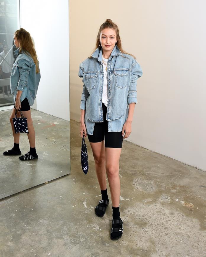 Gigi Hadid Gigi Hadid a un evento fashion in calze e ciabatte