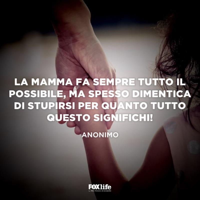 Frase sull'importanza di una mamma Bambina tiene la mano del padre