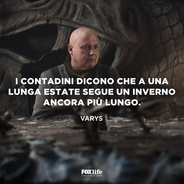 Citazione Varys Varys seduto davanti un tavolo
