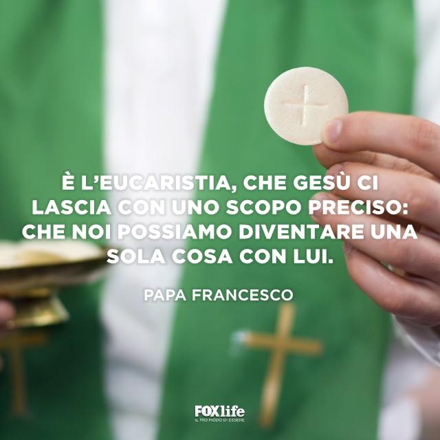 Frase Papa Francesco Prete che dà l'Eucaristia