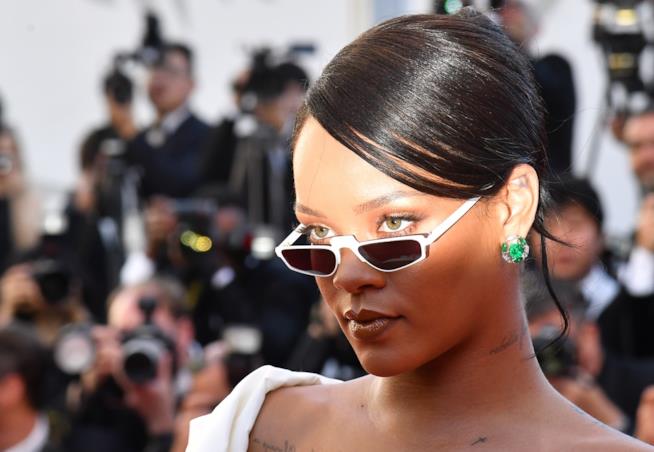 Rihanna in slipdress Rihanna in primo piano