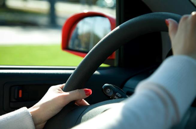Donna al volante di un'auto da corsa