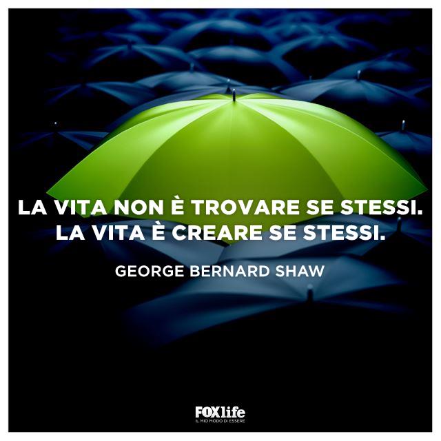 Frase Shaw Ombrello verde tra ombrelli blu