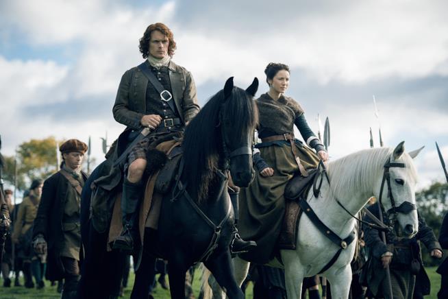 Outlander ufficialmente rimovata per due stagioni Una scena di Outlander con Claire e Jamie