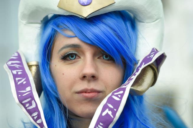 Una cosplayer al Romics Una donna cosplayer con parrucca blu