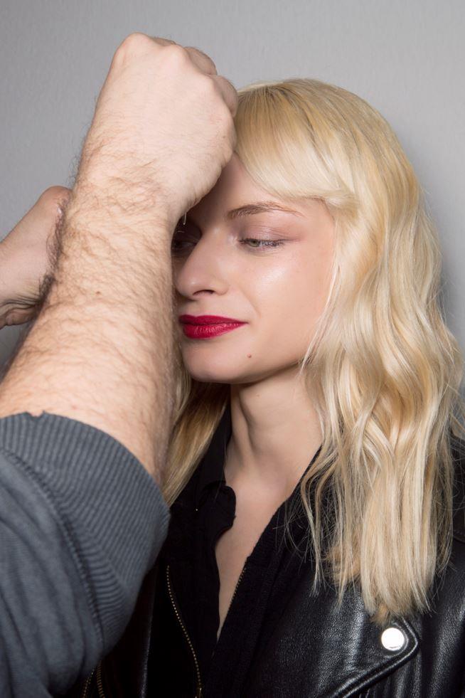 Modella capelli mossi Piega capelli medio lunghi e mossi