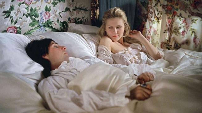 Il film Marie Antoinette di Sofia Coppola, 2006, con Kirsten Dunst Una scena del film Marie Antoinette di Sofia Coppola