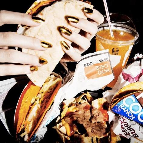 Junk Food Un'immagine di junk food con patatine, hamburger e snack