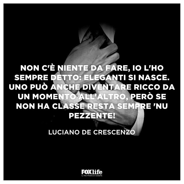 Frase sull'eleganza Luciano De Crescenzo Uomo si sistema la cravatta