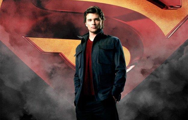 Tom Welling e quel finale di serie di Smallville Tom Welling in posa con la S di Superman alle spalle