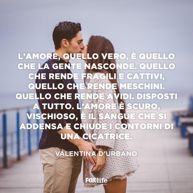 Citazione Valentina D'Urbano Ragazzo e ragazza si baciano su un ponte