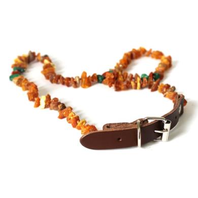 Collare in ambra con malachite e diaspro rosso
