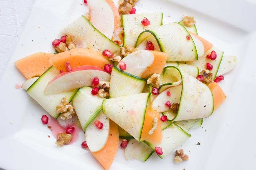 Insalata di zucchine Piatto con verdura cruda