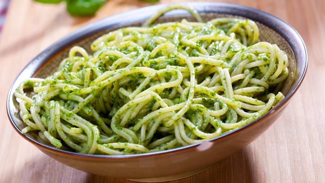 Pesto di sedano: la ricetta facile con le mandorle e le foglie del sedano Pesto di sedano