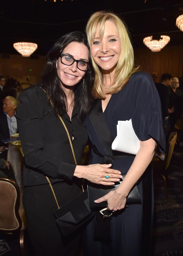 Lisa Kudrow si sentiva troppo grassa ai tempi di Friends Courteney Cox e Lisa Kudrow