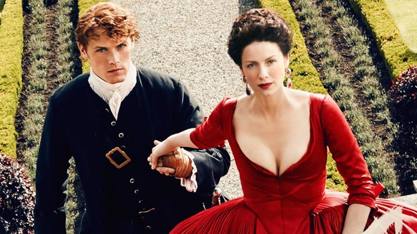 Jamie e Claire in uno scatto promozionale di Outlander 2 Poster promozionale di outlander 2