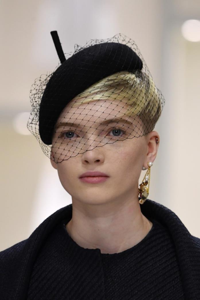 Il cappello di altri tempi disegnato da Maria Grazia Chiuri per Dior Gli accessori disegnati da Maria Grazia Chiuri per Dior