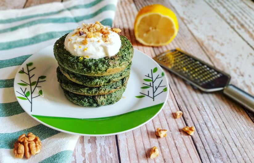 Pancake agli spinaci Piatto con frittelle verdi