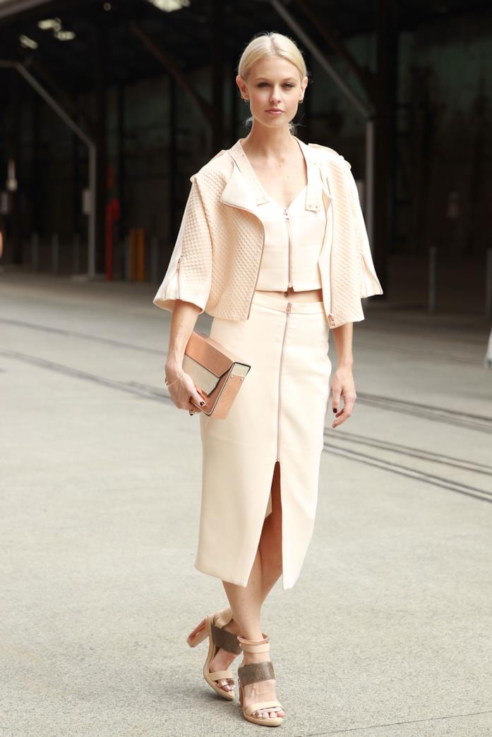 Top e pencil skirt nude + sandali con il tacco largo Top e gonna a matita, completati con sandali con le fascette