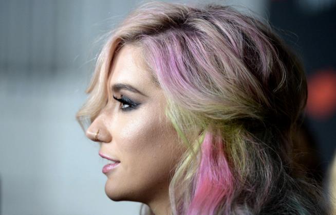 10 trend hair per l'autunno 2017 Una foto con capelli colorati di profilo