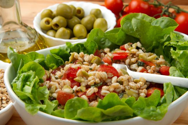 Insalata di farro con pomodorini, tonno e olive Insalata di farro con pomodorini e olive verdi