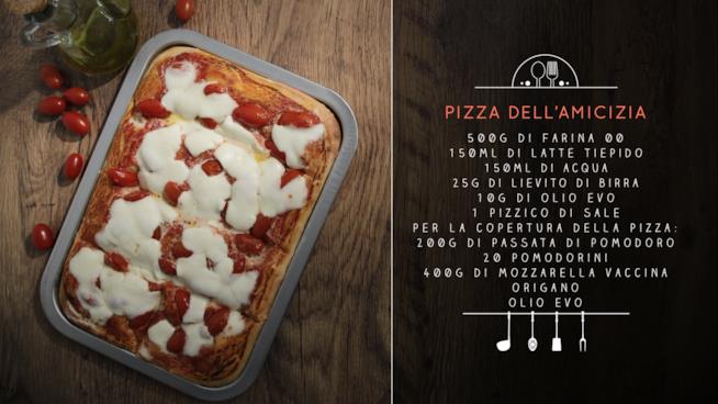 Pizza dell'amicizia con pomodorini e mozzarella Pizza dell'amicizia
