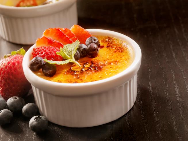 Crema catalana con zucchero caramellizzato Crema catalana con zucchero croccante