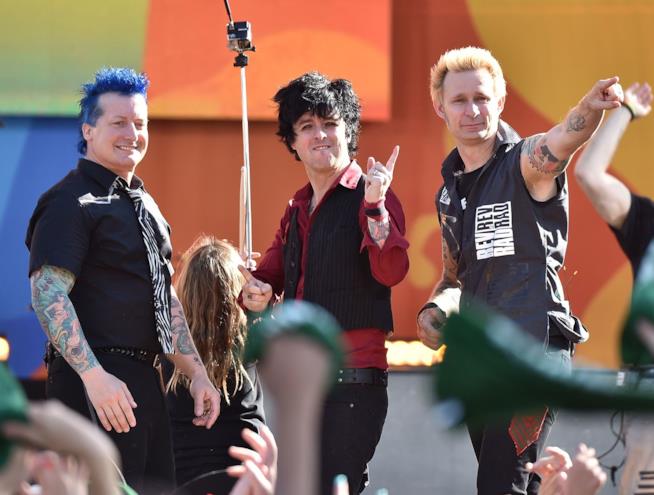 Polemica per l'acrobata morto prima del concerto dei Green Day I Green Day salutano il pubblico