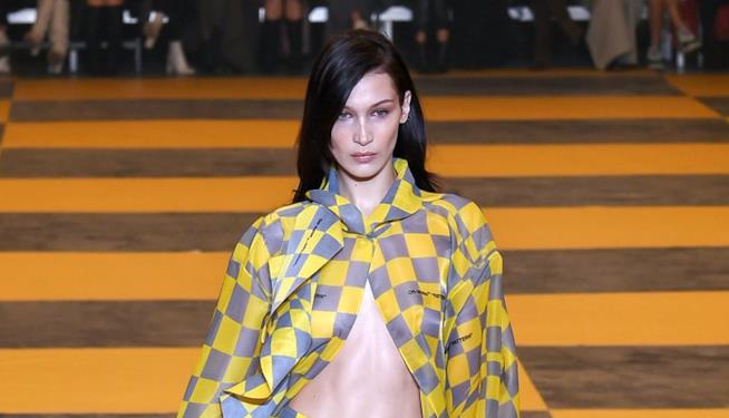 Bella Hadid sfila ammalata Bella Hadid sfila per Off-white