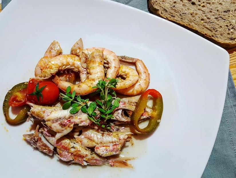 Triglie e gamberetti all'acqua pazza Piatto di pesce