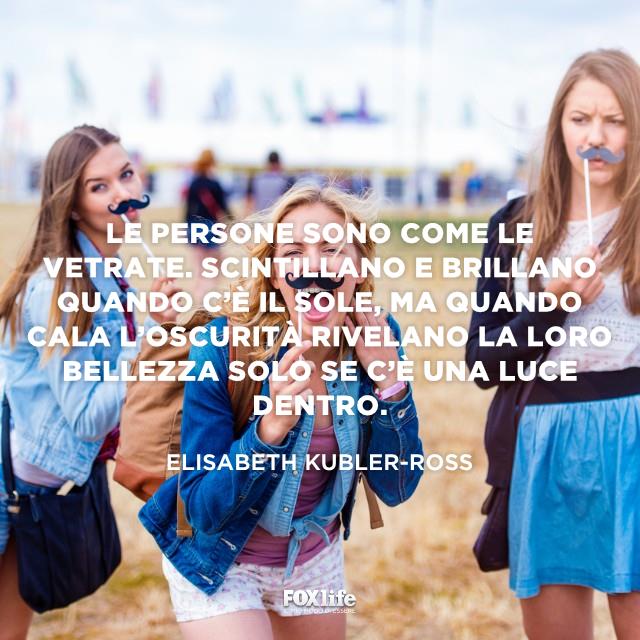 Amiche false Ragazze che scherzano insieme