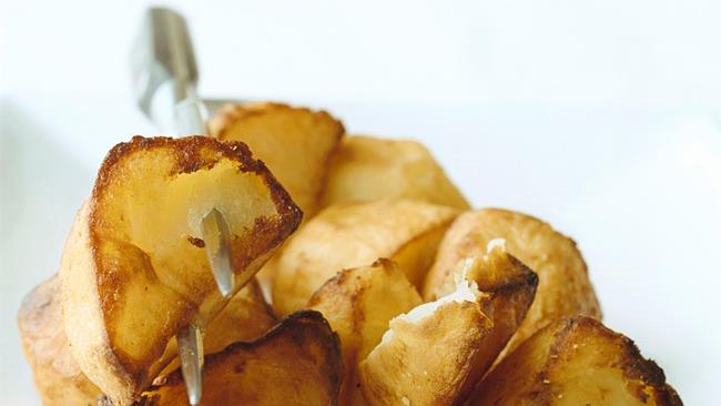 Patate al forno: la ricetta e i segreti per patate saporite e croccanti Patate al forno con rosmarino e pepe