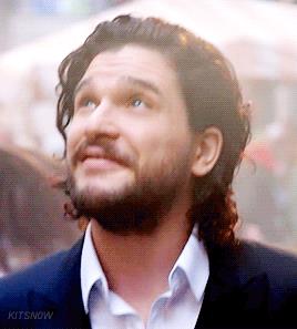Kit Harington nella pubblicità di The One per D&G Kit Harington cammina per Napoli nella pubblicità The One