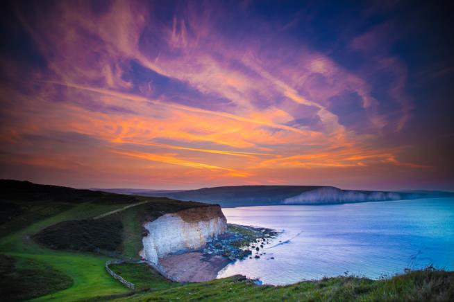 Scogliere a picco sul mare nel Sussex Il panorama costiero de Sussex al tramonto
