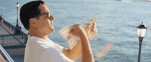 Leonardo DiCaprio in Wolf Of Wall Street Una gif del film Wolf Of Wall Street