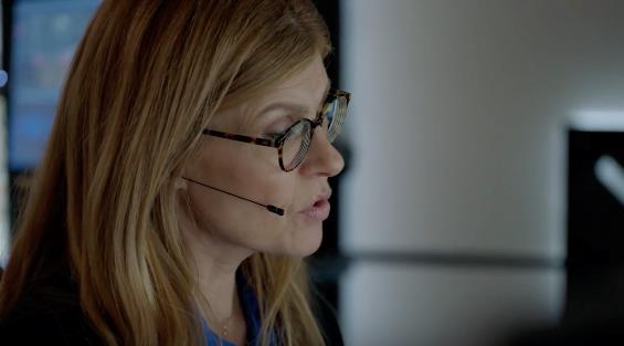 911: Abby in una scena dall'episodio 1x04 911: Abby in una scena dal quarto episodio della prima stagione