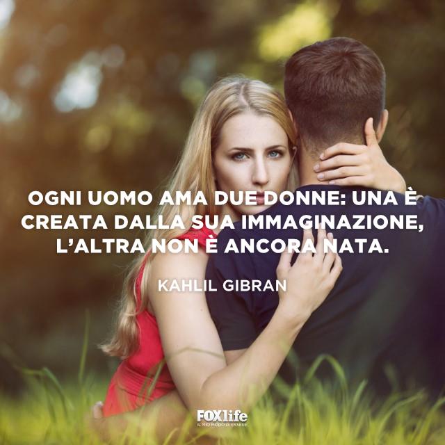 Frase Gibran Donna abbraccia un uomo