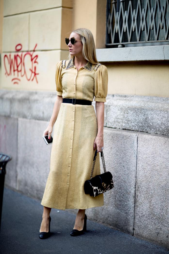 Abito midi a maniche corte indossato con pumps e borsa a spalla Midi dress, pumps con tacco largo e borsa con tracolla a catena