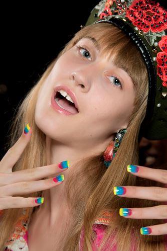 Unghie multicolore Manicure arcobaleno