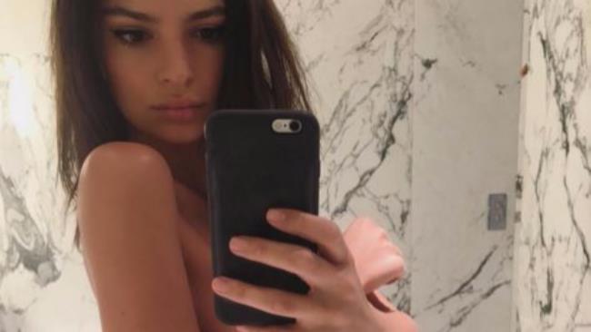 Emily Ratajkowski, grazie a Instagram è diventata un marchio Emily Ratajkowski si scatta un selfie per Instagram