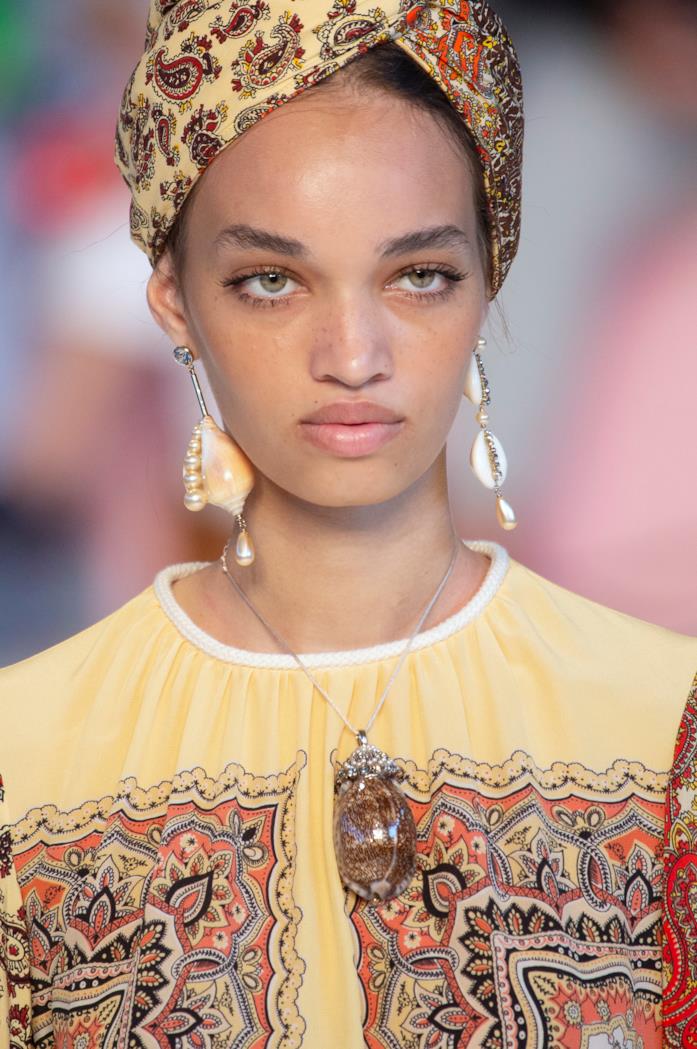 Etro orecchini Modella indossa orecchini a conchiglie alla sfilata Etro SS19