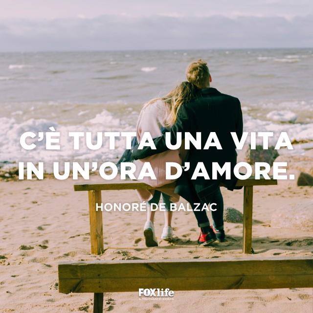 Frase Balzac Coppia seduta su una panchina in riva al mare